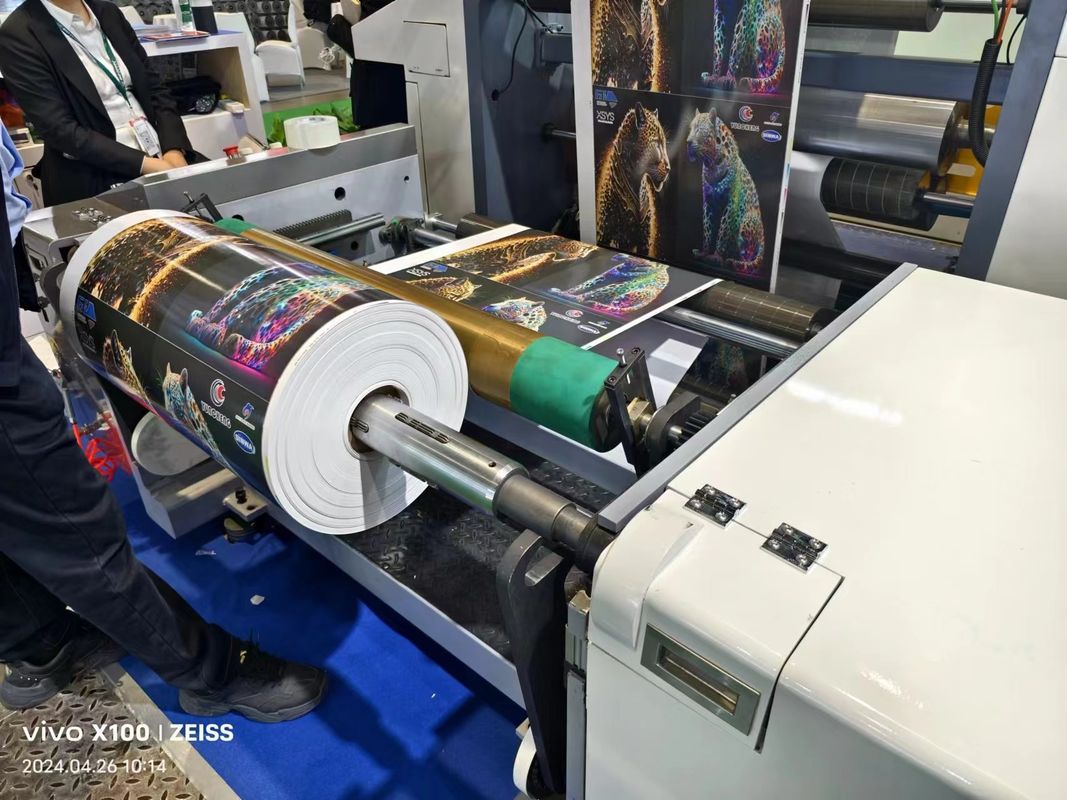 Farbwalzen, die von der Druckwalze getrennt sind, auf einer Flexo-Druckmaschine