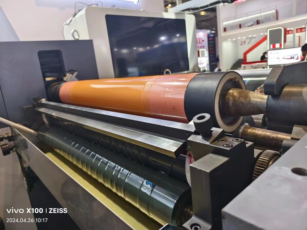 Farbwalzen, die von der Druckwalze getrennt sind, auf einer Flexo-Druckmaschine