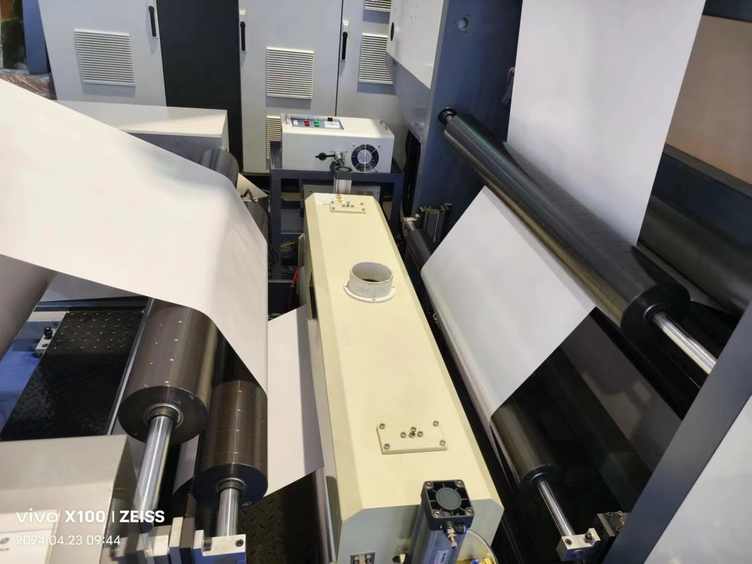 Farbwalzen, die von der Druckwalze getrennt sind, auf einer Flexo-Druckmaschine
