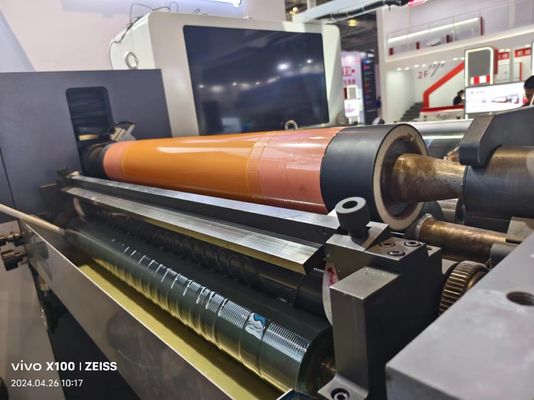 Flexodruckmaschine mit automatischem Lade- und Entlade-System